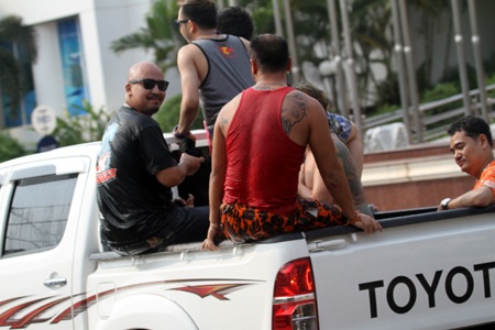 Một đô nam nữ lạc vào dòng người đã được nhận nước khá nhiều.