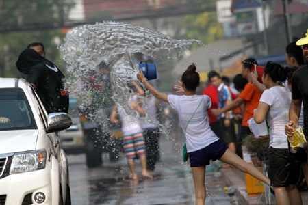 Một đô nam nữ lạc vào dòng người đã được nhận nước khá nhiều.