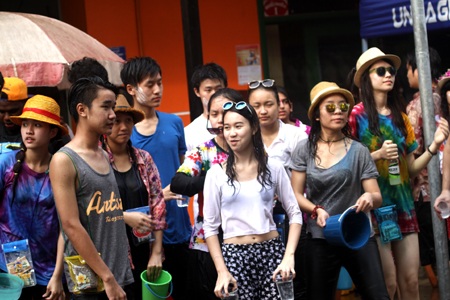 Một đô nam nữ lạc vào dòng người đã được nhận nước khá nhiều.