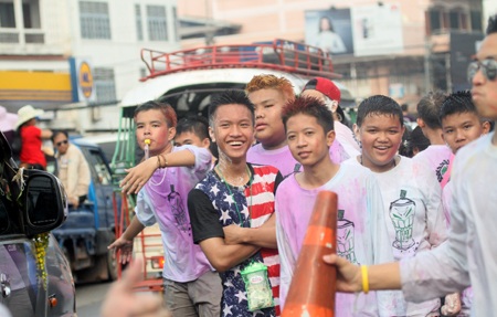 Du khách tây vui sướng trong lễ hội té nước ở thủ đô Viêng Chăn.