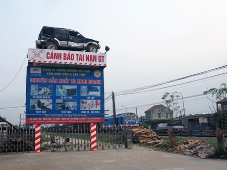 Dựng ô tô bẹp rúm giữa đường để cảnh báo tai nạn giao thông - 4 Phía trên là chiếc xe 7 chỗ bị nát bét do một vụ tai nạn giao thông.