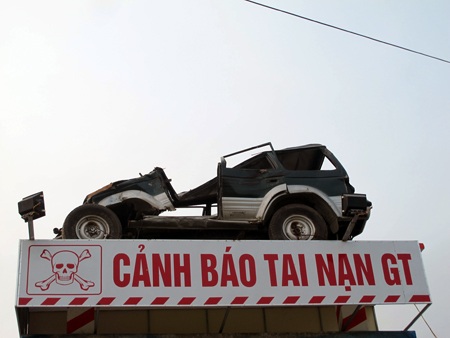 Dựng ô tô bẹp rúm giữa đường để cảnh báo tai nạn giao thông - 5 Phía trên là chiếc xe 7 chỗ bị nát bét do một vụ tai nạn giao thông.