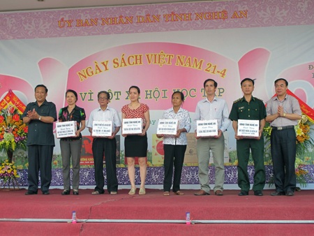 Nghệ An: HS, SV hào hứng với Ngày hội Sách - 7 Cuối buổi lễ, Ban tổ chức trao tặng sách cho các đơn vị trên địa bàn tỉnh.