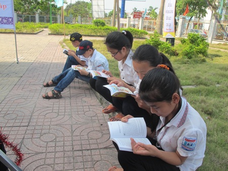 Nghệ An: HS, SV hào hứng với Ngày hội Sách - 4 Các em học sinh ngồi bất cứ đâu để có thể thưởng thức những cuốn sách hay.