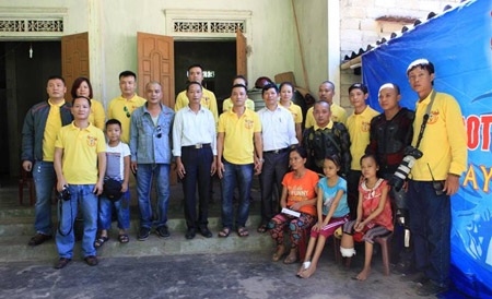 CLB Moto Thành Vinh chụp ảnh lưu niệm cùng chị Hưng và 2 em Hiền và Hòa.