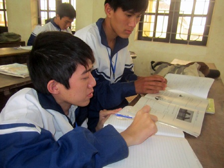  Ở lớp, Phong luôn giúp Tú trong mọi việc, luôn động viên bạn trong học tập.