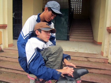 Phong bế bạn lên xe chở về sau buổi học ở trường.