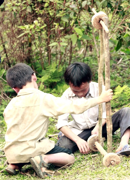 Sau những màn đua, nhiều chiếc siêu xe bị hỏng được “tài xế” sữa chữa cho kịp cuộc đua.