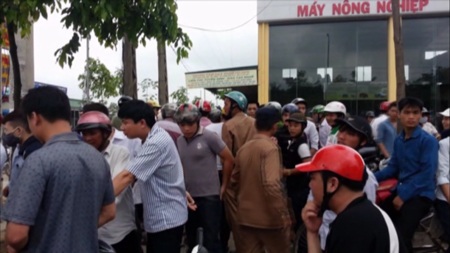 Hàng chục người đuổi theo tên trộm và người kéo đến xem.