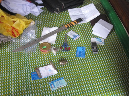 Qua khám xét nơi ở trọ của hai đối tượng, Công an thu giữ thêm một số tang vật gồm thẻ ATM, dao...