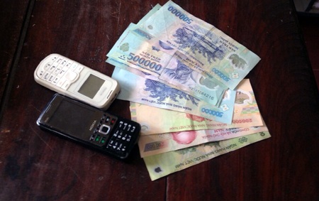 Giải cứu nữ sinh 13 tuổi bị bán vào nhà nghỉ - 2 Tang vật vụ án.