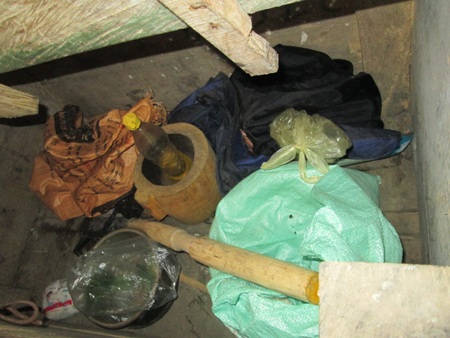 Cái nồi, và những cân gạo còn lại là thứ quý giá nhất trong những ngày qua của vợ chồng chị Hương.