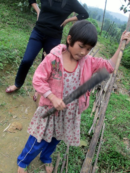 Cháu Hiếu mặc dù mang trong người bệnh tật nhưng vẫn đi kiếm củi cho mẹ.