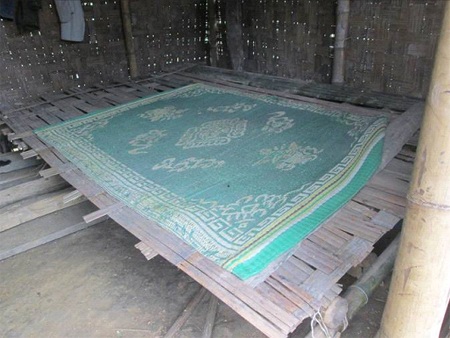 Một chiếc giường bằng nứa đã hư hỏng chẳng còn nằm được nữa.