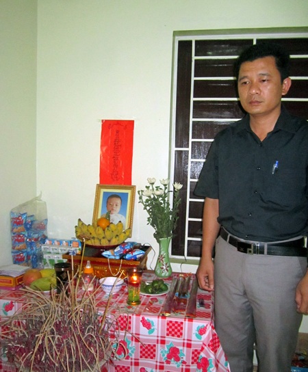 Anh Lê Hồng Sâm đau xót bên bàn thờ đứa con ái yểu mệnh.