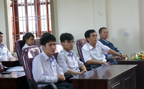 Hai em Cao Ngọc Thái và Nguyễn Ngọc Khánh cùng hai người bố của mình trong ngày lễ gặp mặt.