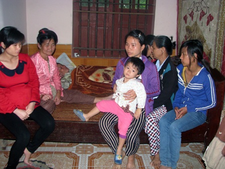 Người nhà nạn nhân Bùi Đức Trung đau xót khi nhận được tin dữ.