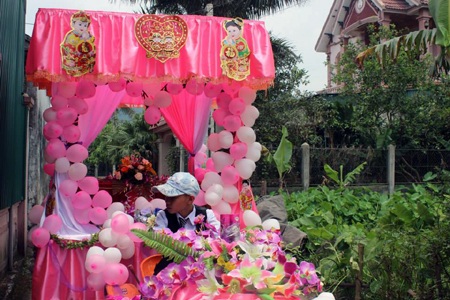 Tài xế nhí chờ ngoài cổng đón chú rể.