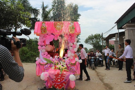 Hai bên nội ngoại tưng bừng đón cô dâu chú rể xuống từ con siêu xe.