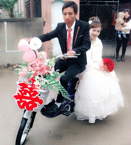 Hai bên nội ngoại tưng bừng đón cô dâu chú rể xuống từ con siêu xe.