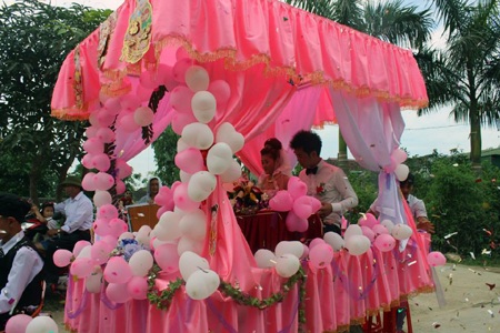 Cô dâu chú rể trên chiếc siêu xe máy cày ruộng. 