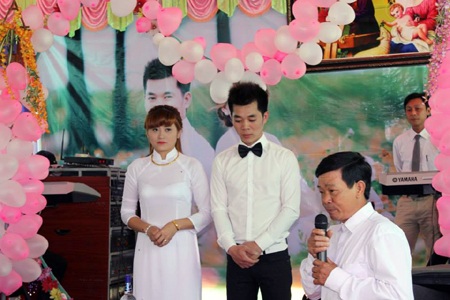 Hai bên nội ngoại tưng bừng đón cô dâu chú rể xuống từ con siêu xe.