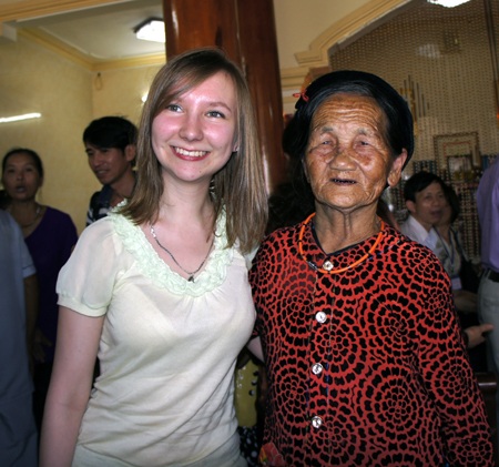 Các thành viên trong CLB hát điệu mời trầu.