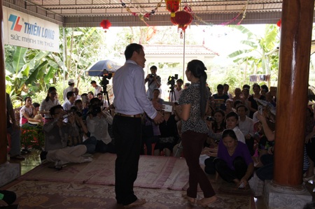 Các thành viên trong CLB hát điệu mời trầu.