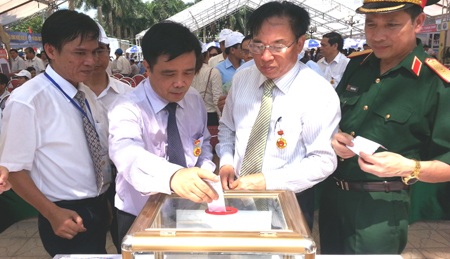 Lãnh đạo tỉnh Nghệ An cùng các cơ quan ban ngành quyên góp ủng và 