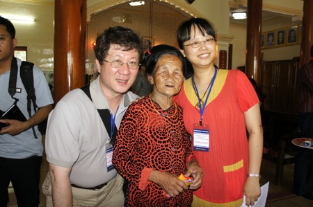 Các thành viên trong CLB hát điệu mời trầu.