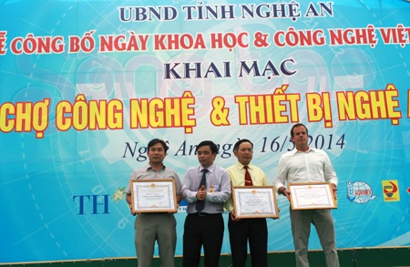 Tôn vinh 20 cán bộ khoa học, nhà quản lý có đóng góp cho hoạt động KHCN Nghệ An.