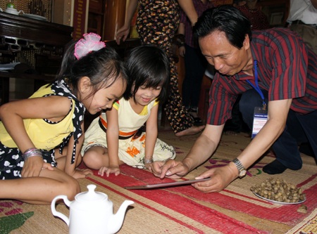 Các thành viên trong CLB hát điệu mời trầu.