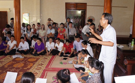 Các thành viên trong CLB hát điệu mời trầu.