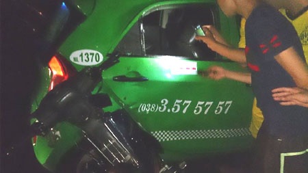 Xe máy đâm thủng taxi trong cơn mưa xối xả - 2 Người dân có mặt giải cứu những người trong xe taxi, đồng thời gỡ chiếc xe máy ra