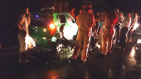 CSGT CA TP Vinh có mặt ngay sau đó để giải quyết vụ tai nạn.