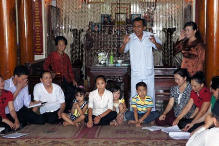 Các thành viên trong CLB hát điệu mời trầu.