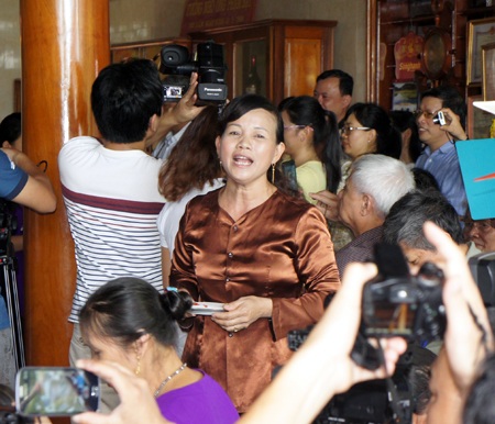 Chị Nguyễn Thị Vân - Chủ nhiệm CLB ví, giặm xã Ngọc Sơn hát điệu mời trầu.