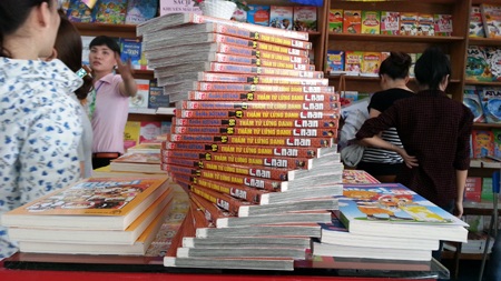 Một gian hàng sách thu hút bạn trẻ tham gia.