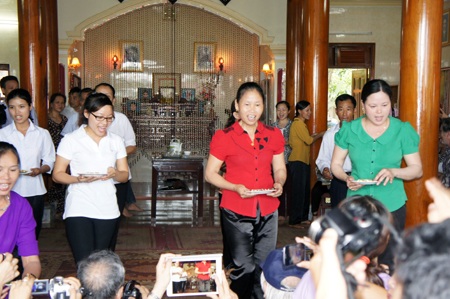 Các thành viên trong CLB hát điệu mời trầu.