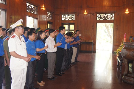 Nghệ An: Tuyên dương Thanh niên học tập và làm theo lời Bác năm 2014 - 1 Đoàn thanh niên cùng các chiến sĩ trước t