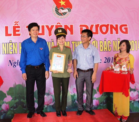 Nghệ An: Tuyên dương Thanh niên học tập và làm theo lời Bác năm 2014 - 2 Mạnh Thị Thúy Nga phó bí thư đoàn TN CA tỉnh Nghệ An.