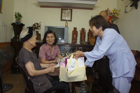 Phật tử chùa Phúc Thành cùng sư thầy tặng quà cho mẹ Việt Nam anh hùng nhân đại lễ phật đản 2014.