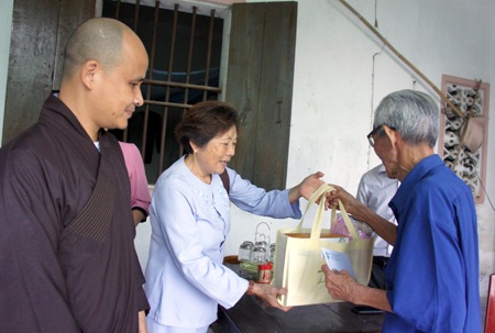Trụ trì Chùa Phúc Thành trao quà cho 5 thương binh xã Hưng Châu.