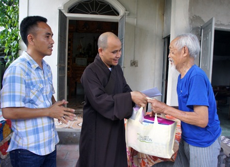 Trụ trì Chùa Phúc Thành trao quà cho 5 thương binh xã Hưng Châu.