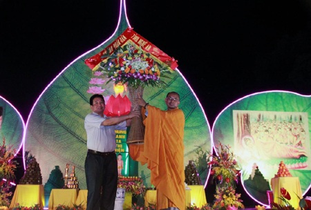 Các phật tử phấn chấn trong ngày Lễ Phật đản 2014.