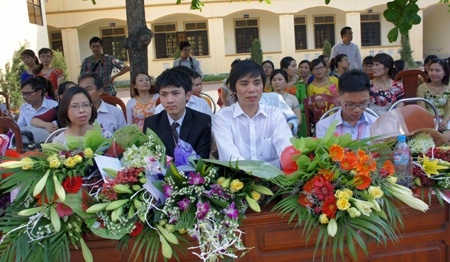 Thầy Trần Văn Nga, cô Thơ An và hai em Thái và Khánh trong buổi lễ tôn vinh.