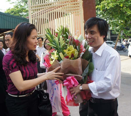 Bà Đinh Thị Lệ Thanh - Phó Chủ tịch UBND tỉnh Nghệ An có mặt để đón 2 em.