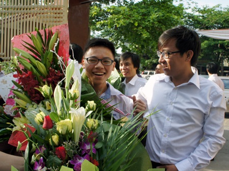 Bà Đinh Thị Lệ Thanh - Phó Chủ tịch UBND tỉnh Nghệ An có mặt để đón 2 em.