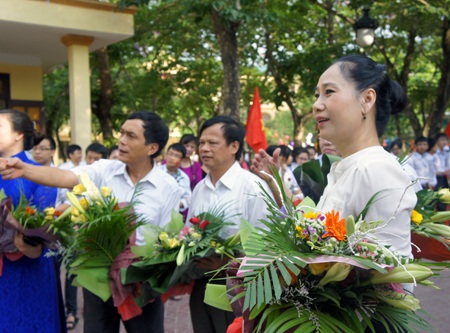 Bà Đinh Thị Lệ Thanh - Phó Chủ tịch UBND tỉnh Nghệ An có mặt để đón 2 em.