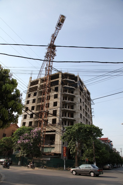 ... và chìa hẳn ra đường.